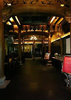   以各式古董摆件为装饰，韵味十足的贵州菜餐厅