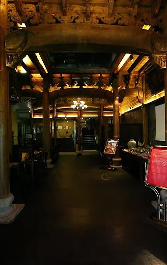以各式古董摆件为装饰，韵味十足的贵州菜餐厅