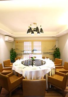   一家坚持用自家田园食材，拒绝味精添加剂的店