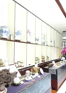   上海第一家以瓷艺文化为主题的中餐厅，各式瓷板，瓷画，陶瓷摆件供食客品鉴。