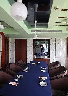   大阪包房也可以看江景，是餐厅仅有的两个江景包房之一。