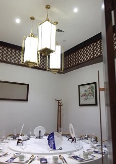   从餐具到家具，处处体现文化底蕴。