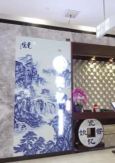   中餐与陶瓷的美丽邂逅，展示廊中展示的均为艺术大师们的得意之作。