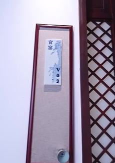   装修古色古香，犹如进入了瓷器博物馆。